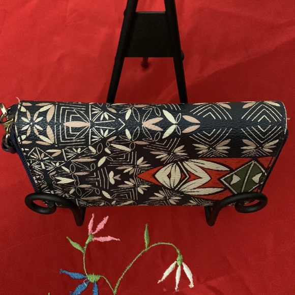 Tory Burch Kerrington Leather Wristlet - Picture 4 of 11